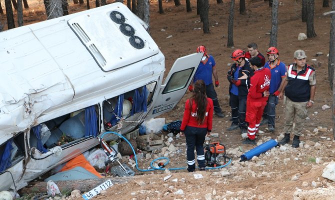 Kahramanmaraş'ta minibüs devrildi 1 kişi öldü 11 kişi yaralandı