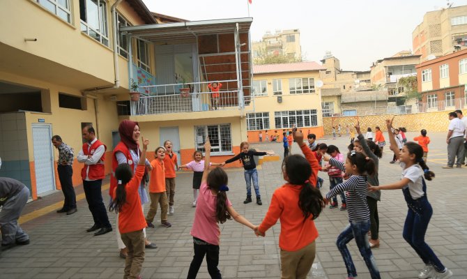 Kahramanmaraş'ta Okullara Arkadaşlık Bankı Yerleştirildi
