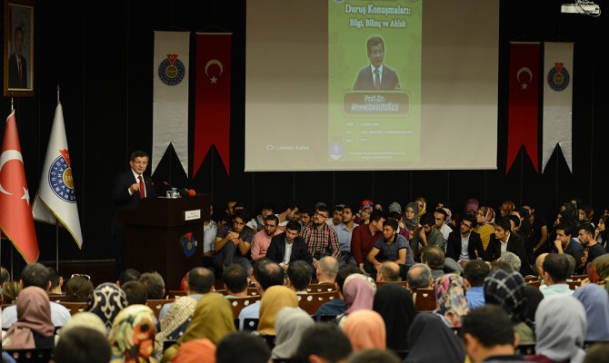 Eski Başbakan Davutoğlu, KSÜ’de Gençlerle Bir Araya Geldi