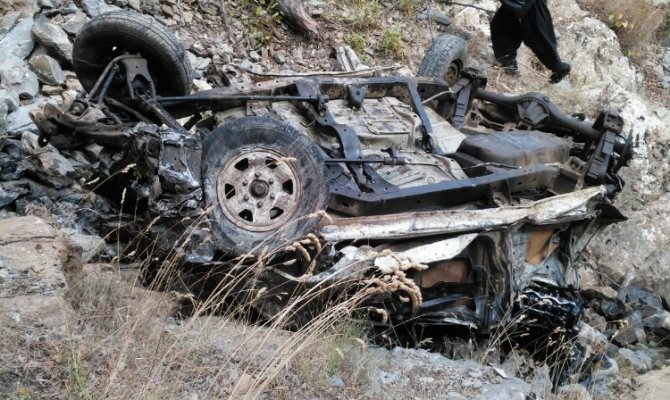 Kahramanmaraş'ta uçuruma yuvarlanan pikap paramparça oldu, sürücü hayatını kaybetti