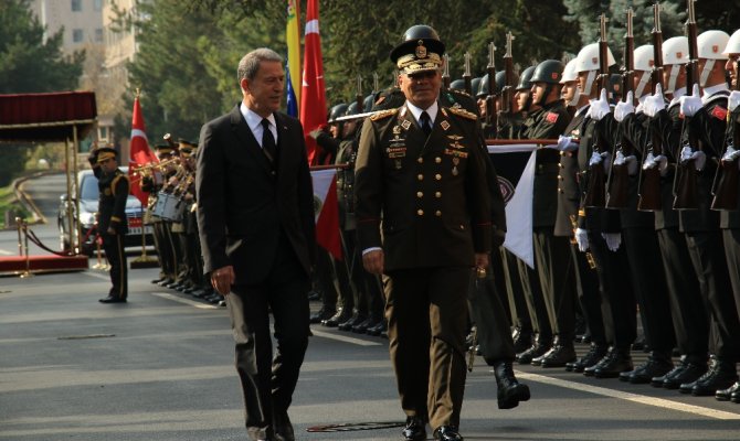 Bakan Akar Venezuelalı mevkidaşı ile görüştü