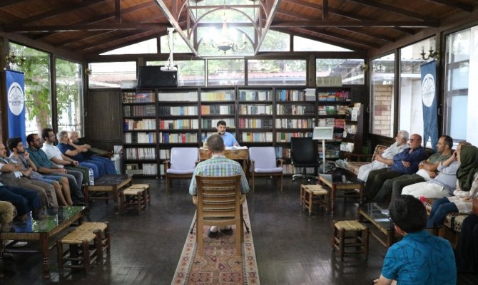 Bu kıraathanede çay simit ücretsiz