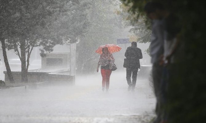 Meteorolojiden 11 il için sağanak ve fırtına uyarısı