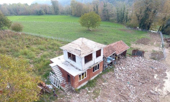 Baba yadigarı evi kendi evinin üzerine taşıdı