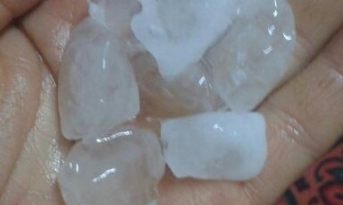 Ceviz büyüklüğünde dolu yağdı