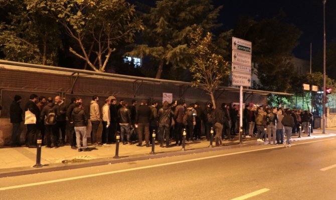 Bedelli askerlik kuyruğu gece de devam etti