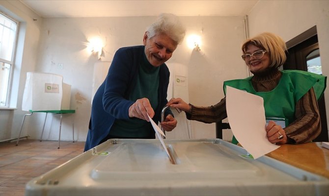 Gürcistan'daki cumhurbaşkanı seçimlerinde ilk sonuçlar açıklandı