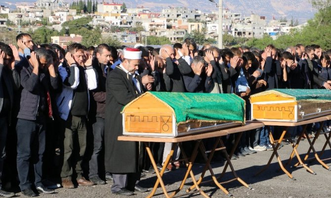 Düğün dönüşü kazada ölen baba-oğul yan yana defnedildi