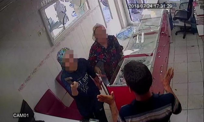 Kız kardeşler cep telefonu bayisini çekiçle bastı