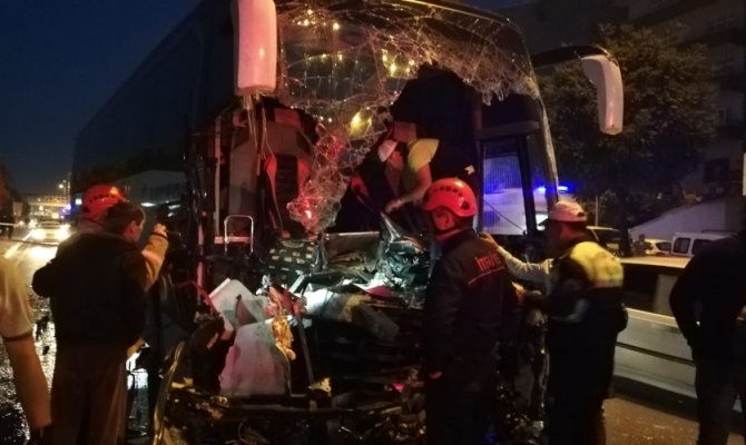 Yolcu otobüsü tıra çarptı: 1 ölü, 17 yaralı