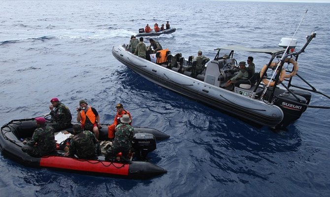 Endonezya'da denize düşen uçağın karakutusu bulundu
