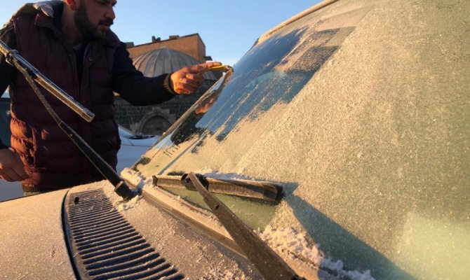 Araçların camları dondu