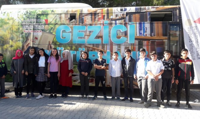 Gezici Kütüphane öğrencilere kitap sevgisini aşılıyor