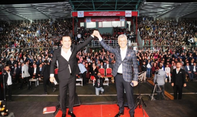 Terörün bittiği Cizre’de Ferhat Göçer konser verdi