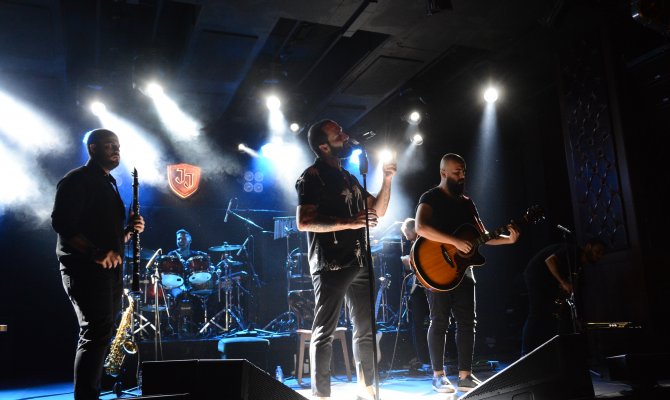 Berkay iskemle dansıyla büyüledi