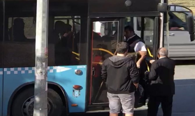 Halk otobüsü şoförü gaziyi aşağı indirdi