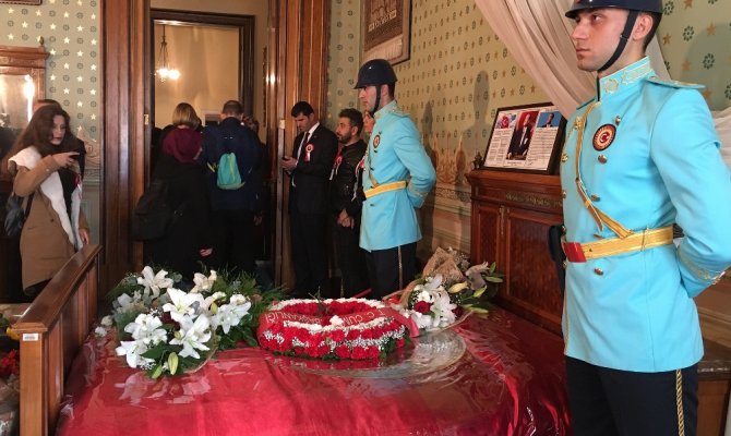 Atatürk Dolmabahçe’de gözyaşlarıyla anıldı