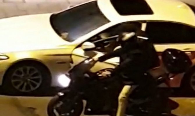 Vatandaşların gözü önünde otomobilden hırsızlık
