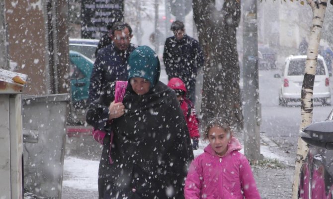 Ardahan güne karla uyandı