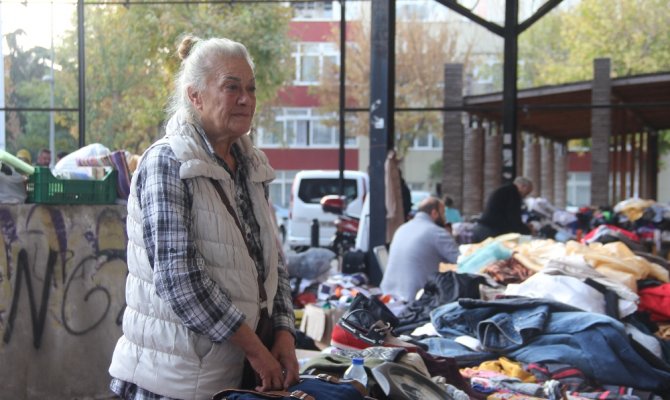 Ünlü sanatçı artık pazar tezgahı başında