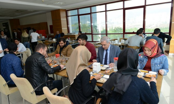 Rektör Can, Öğrencilerle Yemekte Bir Araya Geldi