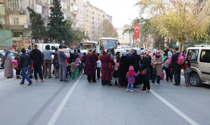 Kahramanmaraş'ta yol kapatıp yaya geçidi istediler