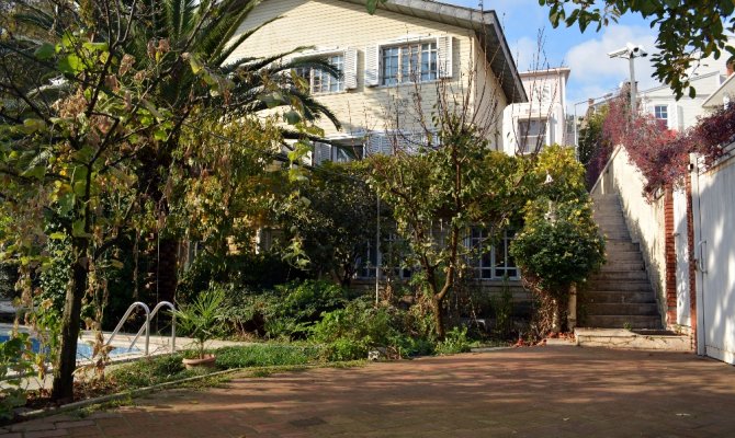 Özal ailesinin köşkü satılığa çıkarıldı