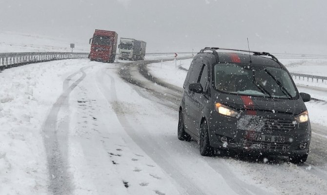 Kars’ta araçlar yolda kaldı