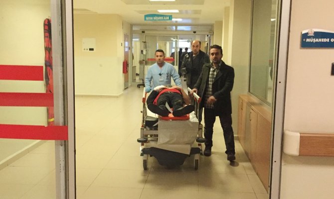 AK Parti’li başkanın aracına çarpan motosikletli yaralandı