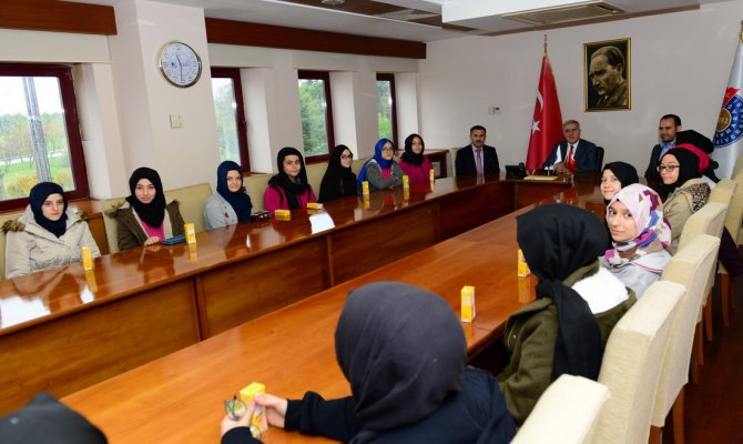 Öğrenciler Rektör Can’ı Ziyaret Etti