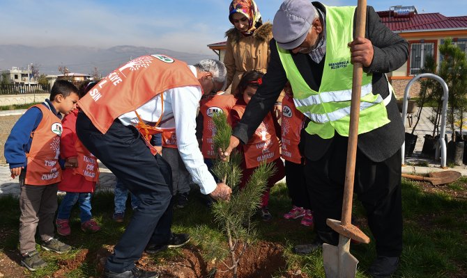 Anaokulu öğrencileri ağaçları toprakla buluşturdu