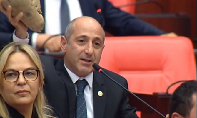 CHP Milletvekili Ali Öztunç, Şeker pancarıyla TBMM'de isyan etti!