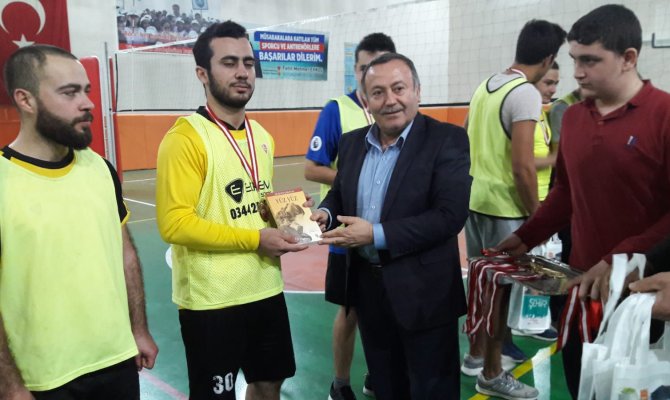 Şampiyonluk ipini Necip Fazıl Halk Kütüphanesi göğüsledi