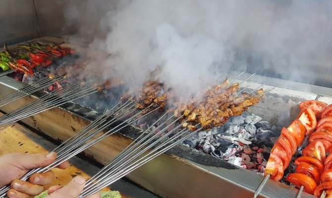 Kuzu ciğer kebabı yemek isteyenler sıra bekliyor
