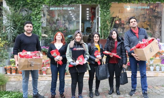 Kahramanmaraş'ta Köy öğretmenlerine öğrencilerden gül hediyesi