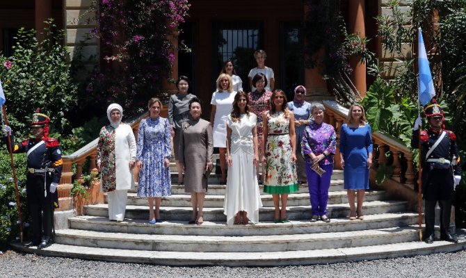 İki first lady bir araya geldi