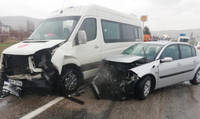 Afşin'de Minibüsle otomobil çarpıştı 3 kişi yaralandı