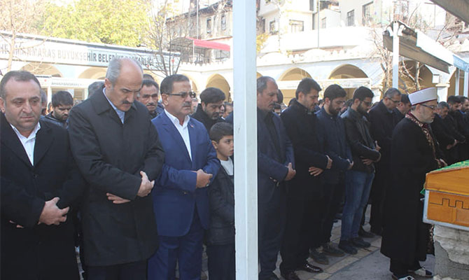 Yusuf Kökeniz babasını son yolculuğuna uğurladı