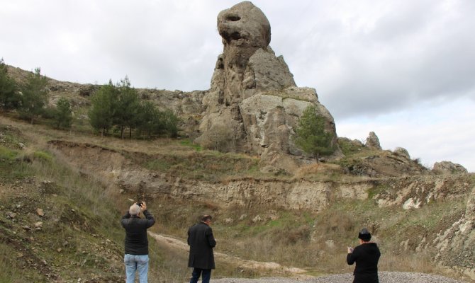 Bir yanı insan kafası, diğer yanı ise canavar