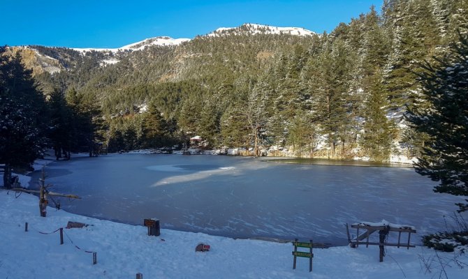 Buz tutan gölde eşsiz günbatımı görülmeye değer