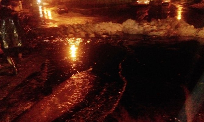 Petrol boru hattına yıldırım düştü, bir mahalle boşaltıldı