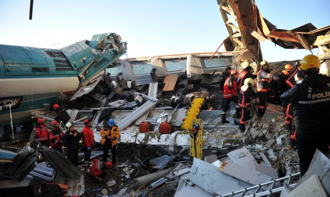 Hızlı tren kazasında ölü sayısı 9’a yükseldi