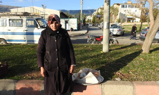 Semt Pazarlarında simit satarak geçim sağlıyor