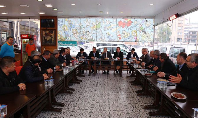 Mahir Ünal İzmir’de Maraş Derneğini ziyaret etti