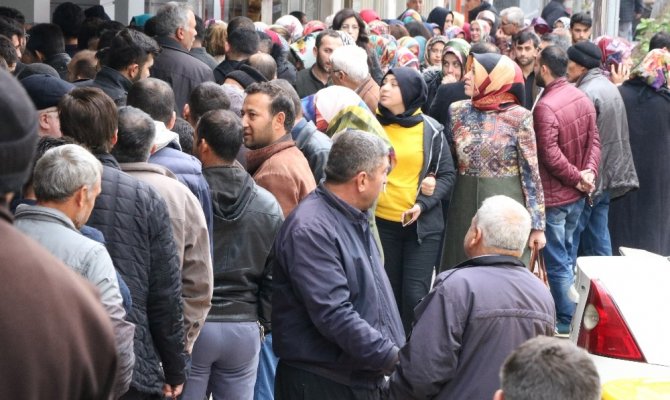 Kahramanmaraş’ta uzun kuyruk oluşturdular, 6 aylık iş için vatandaşlar akın etti!