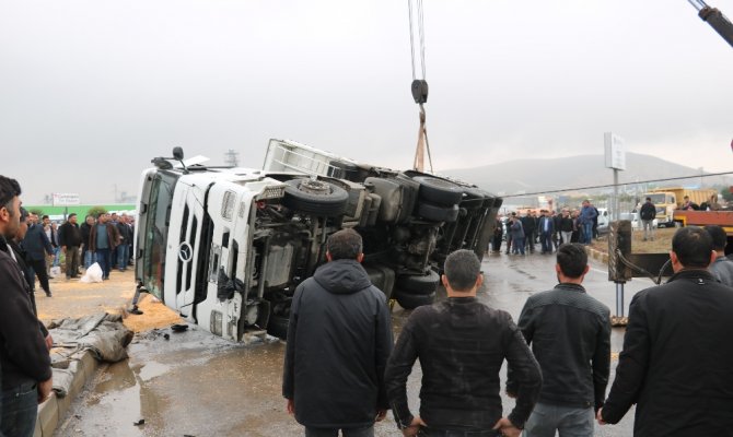 Mısır yüklü tır kavşakta devrildi