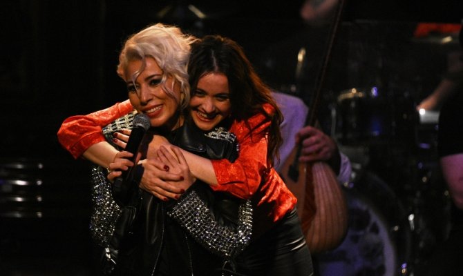 İntizar Suskunluğunu Bozdu: Aşk Meraktır, Çılgın Bir Merak