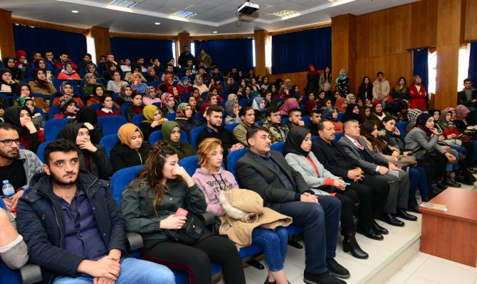 Üniversitelilere Kariyer Konferansları Verildi
