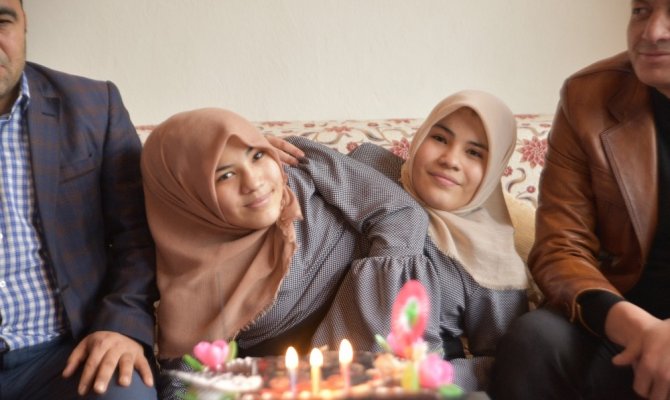 Türkoğlu'nda siyam ikizlerine sürpriz doğum günü düzenledi