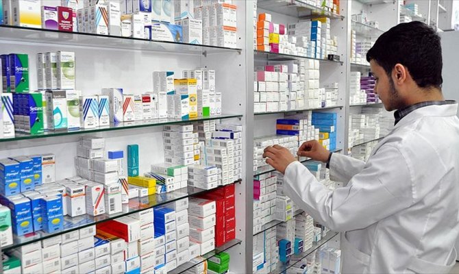 1 yıl süreyle "yardımcı eczacı" olarak eczanelerde çalışacaklar